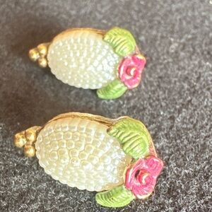 1928 JEWELRY PEARLY EDEN PINK ROSE ENAMEL OVAL FAUX PEARL DROP CLIP ON EARRINGS